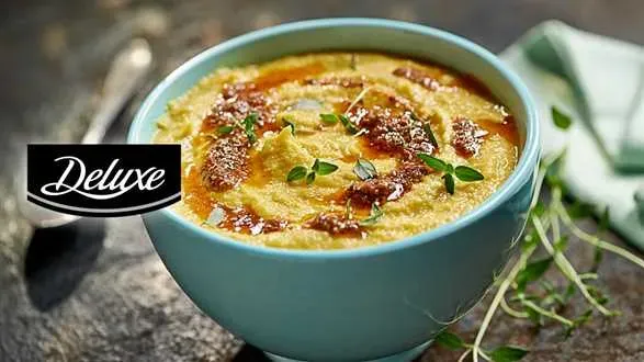 Zupa z pieczonego kalafiora i czosnku z marchewką i truflowym pesto