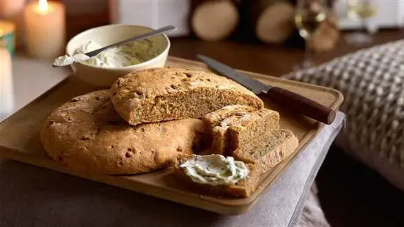 Chleb cebulowy z kremem kminkowym