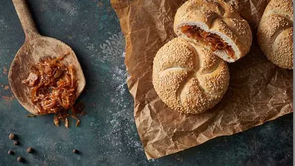 Chrupiące bułki faszerowane kiszoną kapustą