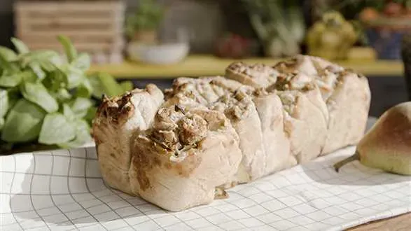 Chlebek odrywany z serem pleśniowym i gruszką