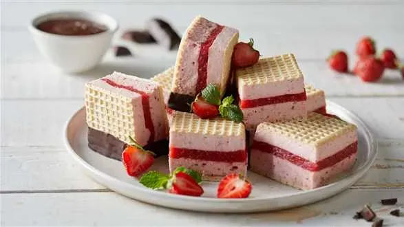 Wafle przekładane pianką i galaretką z truskawek