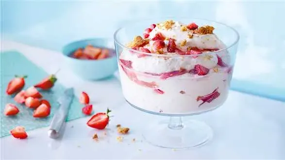 Krem z twarogu z truskawkami i rabarbarem