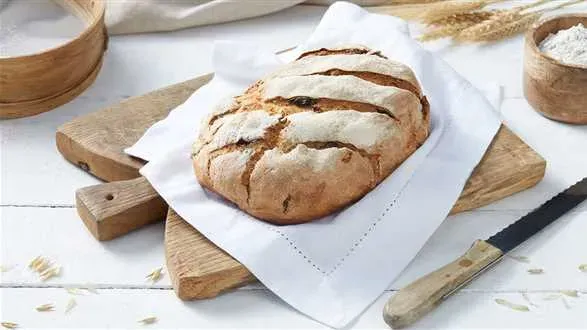 Rustykalny chleb na zakwasie z bakaliami