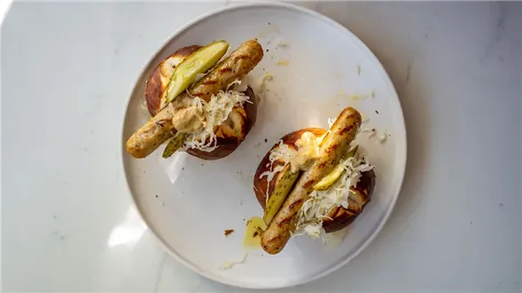 Bułki z kiełbaskami z grilla i kapustą kiszoną