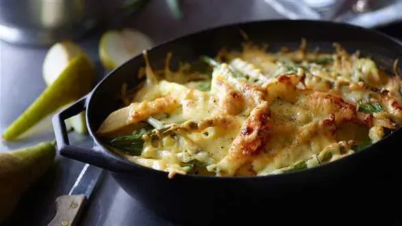 Zapiekanka z ziemniaków z gruszkami, fasolą i boczkiem