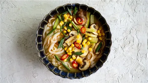 Zupa umami z makaronem ryżowym i warzywami