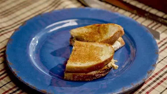 Kanapka z kurczakiem na ciepło