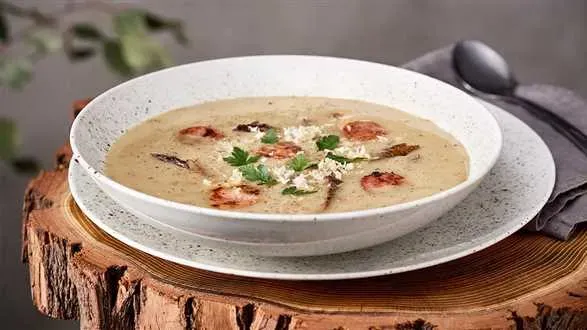 Żurek chrzanowy z kiełbasą