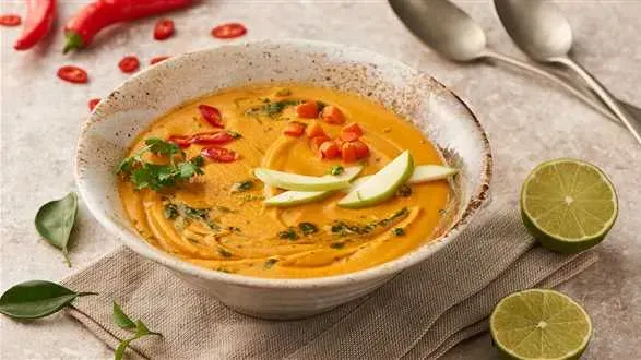 Zupa kokosowo-imbirowa z esencją kolendrową