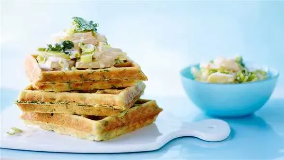 Gofry z rzeżuchą i kalarepą w śmietanie