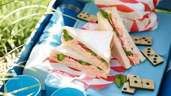 Kanapka z pstrągiem z rzodkiewką i rzeżuchą