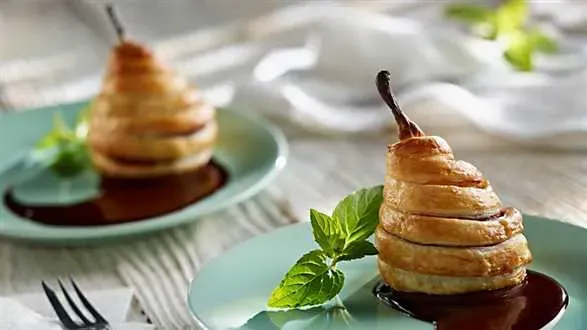 Winna gruszka zapiekana w cieście francuskim