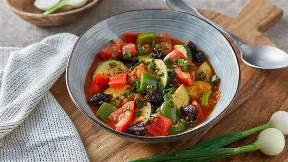 Wegańskie leczo ze śliwką