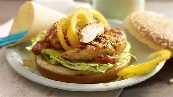 Burger z kurczakiem w curry na ostro