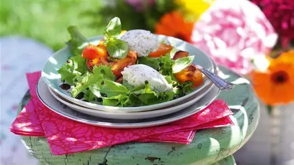 Sałatka z bazylią, jogurtem i smażonymi morelami