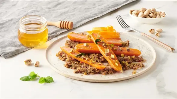 Glazurowane marchewki z pastą z bakłażana