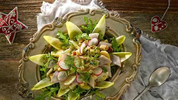 Sałatka śledziowa z cykorią, ziemniakami i sosem jogurtowo-miodowym