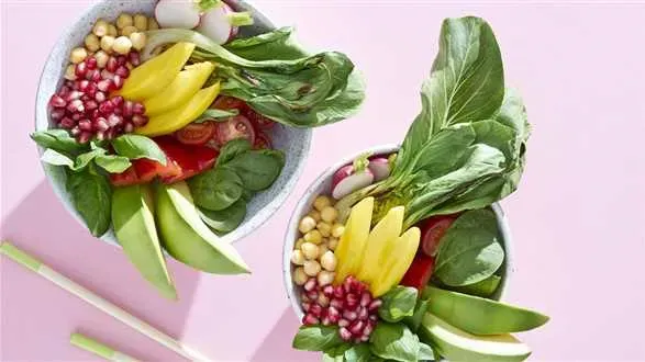 Wegetariańskie bowls z dressingiem miętowym