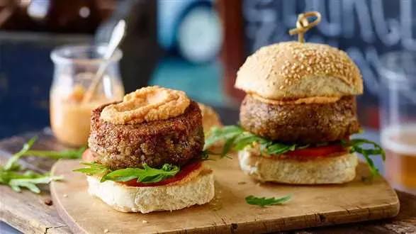 Burger z fasoli z kremem z mango