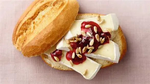 Kanapka viva camembert