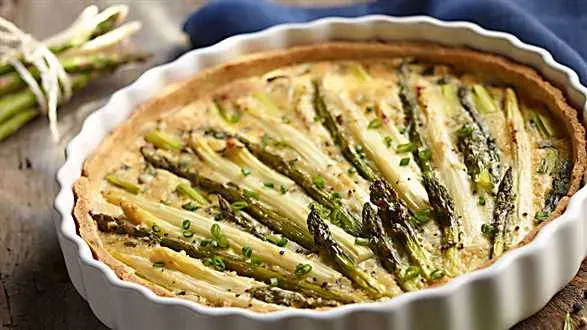 Tarta ze szparagami i cebulą