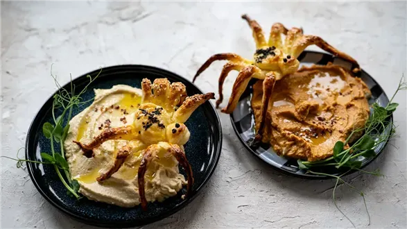 Hummus z pająkami z ciasta francuskiego