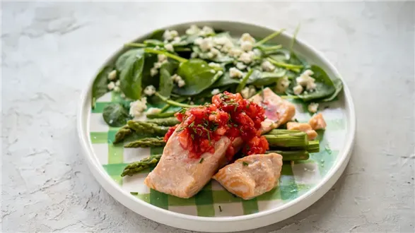 Łosoś na parze z salsą truskawkową