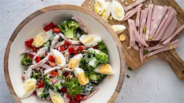 Sałatka z brokułem i jajkiem