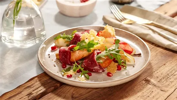 Bresaola z grillowaną gruszką i chipsami serowymi