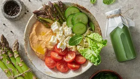 Humus bowl i koktajl owocowo-warzywny