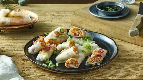 3 sposoby na spring rollsy (z łososiem wędzonym, z warzywami, z pieczonym boczkiem)