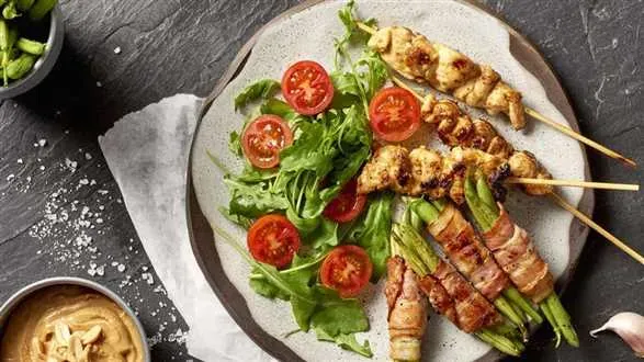 Grillowane szaszłyki z kurczaka z sosem z masła orzechowego i sałatką z fasolki szparagowej 