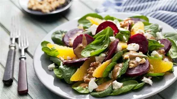 Sałatka z pieczonym burakiem, szpinakiem i pomarańczą