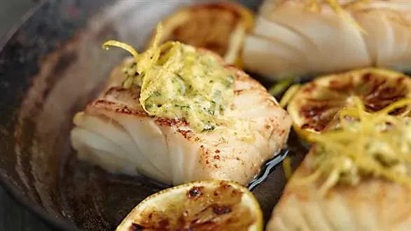 Smażony dorsz z czosnkowo-cytrynowym masłem