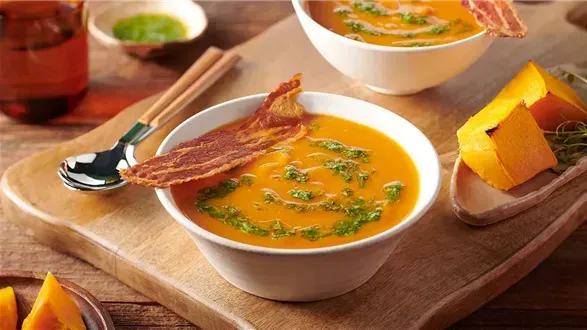 Zupa dyniowa z chipsami z boczku