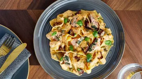 Papardelle z sosem kaparowym i pieczonym łososiem