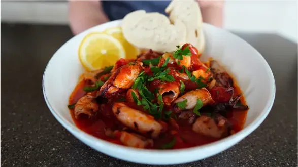 Kalmary z czosnkiem i sofrito pomidorowym