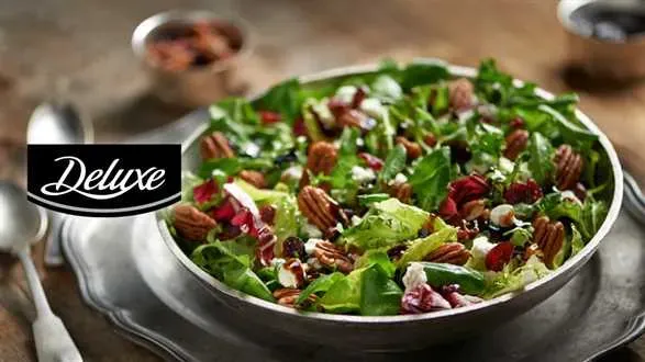 Sałatka z orzechami włoskimi i żurawiną