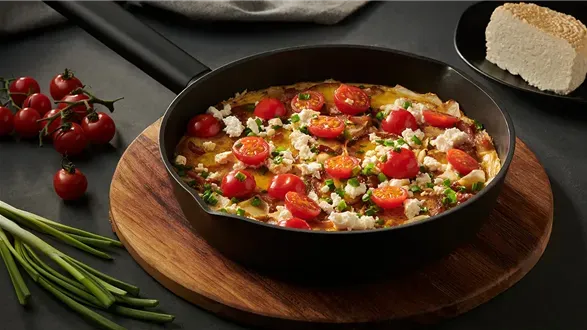 Frittata z boczkiem i młodą kapustą