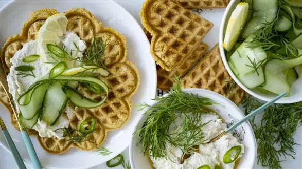 Wegańskie gofry kukurydziane z serkiem z nerkowców