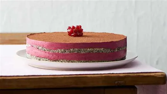 Tort makowy z musem z czarnych porzeczek