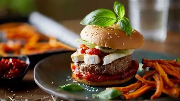 Cheeseburger z frytkami z batatów