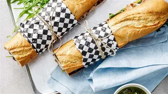 Megakanapka z marynowanym schabem i pesto z rukoli