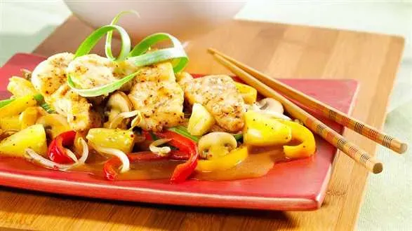 Chrupiąca ryba z ananasem i warzywami