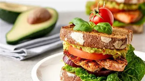 Tosty żytnie z indykiem i dipem z awokado