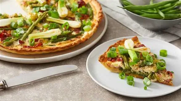 Tarta z boczkiem, porem i fasolką szparagową