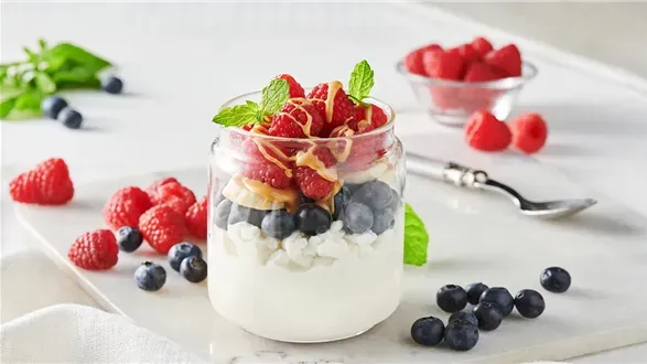 Serek wiejski z owocami i masłem orzechowym