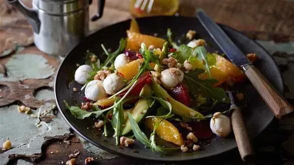 Sałatka z buraków i awokado z kawowym dressingiem