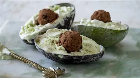 Wegańskie lody z awokado z truflami czekoladowymi