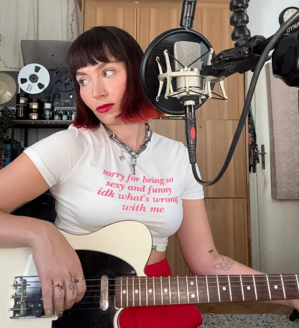 Marysia Kowalska (na gitarze) • Cały album • Wszystkie utwory • Wykonawca